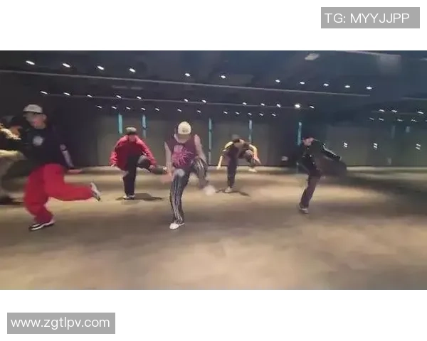 武汉街舞队的灵活性揭秘:街舞巨献带你领略舞动魅力与激情 武汉街舞队的灵活性揭秘:街舞巨献带你领略舞动魅力与激情